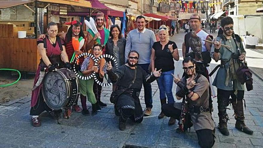 Autoridades, organizadores y miembros de un grupo de música inauguran el mercado medieval de Toro.