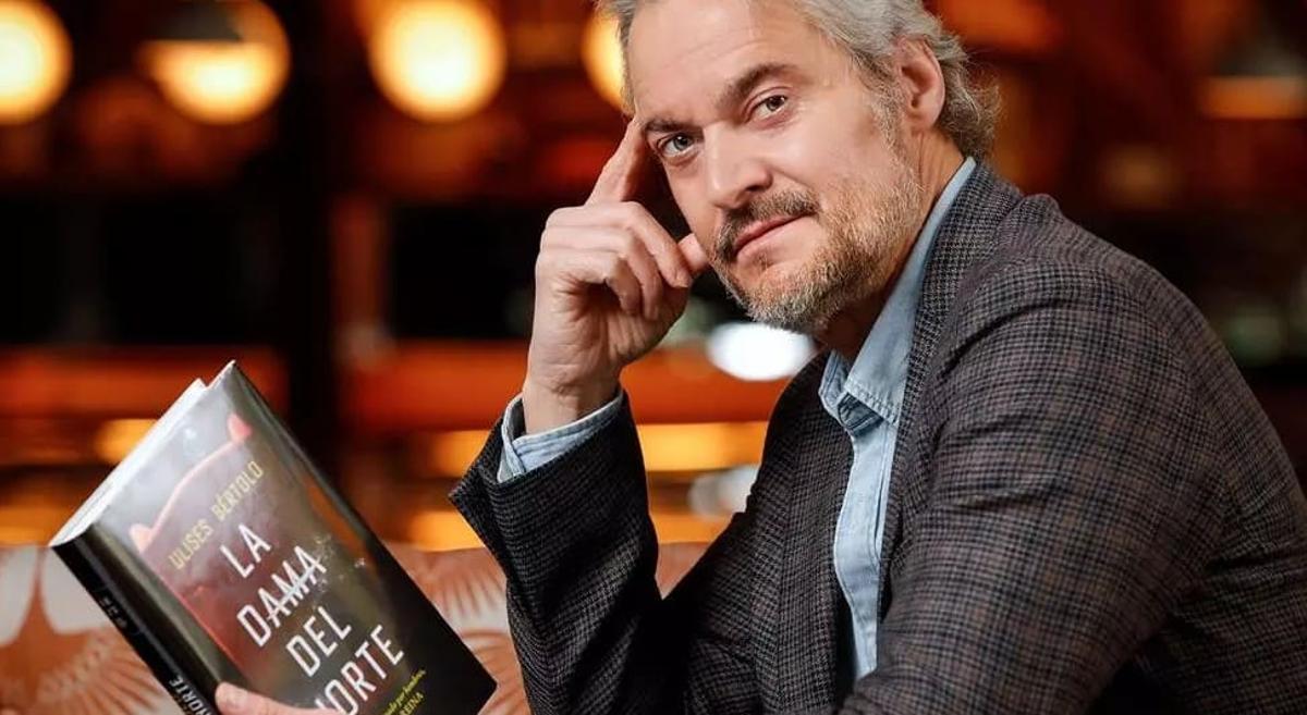 El escritor Ulises Bértolo, con su libro 'La dama del norte', obra que inspira la nueva serie de Netflix rodada en Galicia.