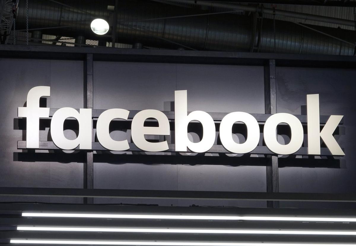 MDA55. FRÁNCFORT (ALEMANIA), 20/09/2018.- Fotografía de archivo fechada 11 de octubre de 2017 que muestra el logotipo de Facebook en un puesto de la compañía durante el Salón Internacional del Automóvil de Fráncfort (IAA), en Fráncfort (Alemania). La red social Facebook lanzó en Colombia Dating, su herramienta para generar relaciones entre sus usuarios. Esta nueva funcionalidad está diseñada para que las personas puedan conocer amigos o posibles parejas que compartan sus intereses. El servicio funciona con un perfil separado y privado dentro de la aplicación principal, en un intento por competir con la aplicación Tinder, líder del sector. EFE/Mauritz Antin MDA55. FRÁNCFORT (ALEMANIA), 20/09/2018.- Fotografía de archivo fechada 11 de octubre de 2017 que muestra el logotipo de Facebook en un puesto de la compañía durante el Salón Internacional del Automóvil de Fráncfort (IAA), en Fráncfort (Alemania). La red social Facebook lanzó en Colombia Dating, su herramienta para generar relaciones entre sus usuarios. Esta nueva funcionalidad está diseñada para que las personas puedan conocer amigos o posibles parejas que compartan sus intereses. El servicio funciona con un perfil separado y privado dentro de la aplicación principal, en un intento por competir con la aplicación Tinder, líder del sector. EFE/Mauritz Antin