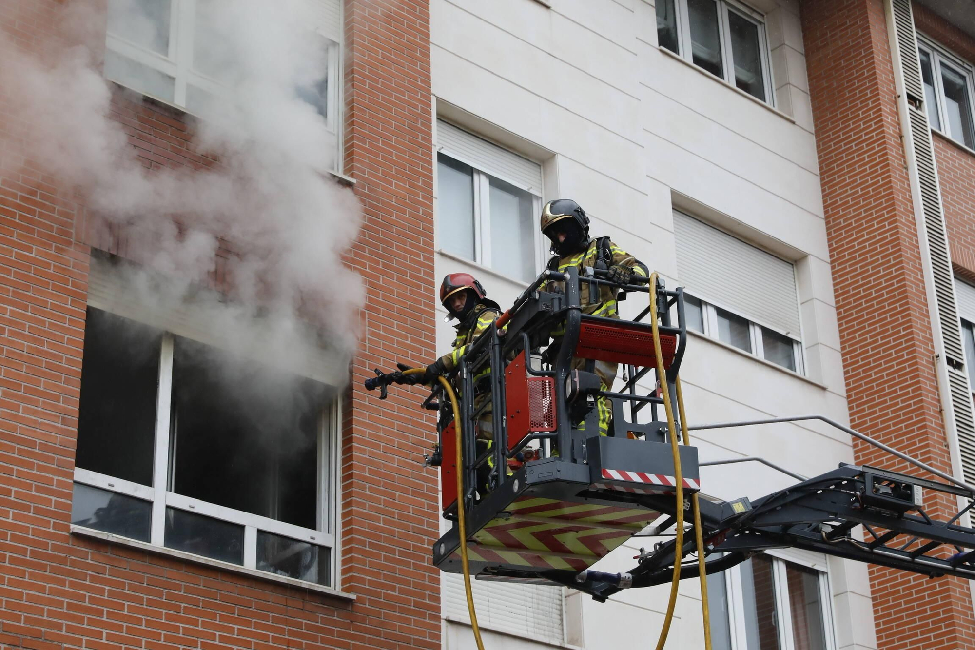 Un incendio en Gijón obliga a desalojar a varios vecinos (en imágenes)