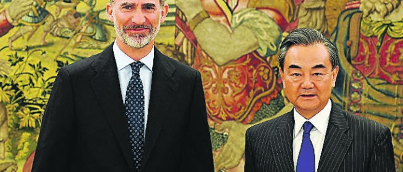 Felipe VI y Wang Yi.