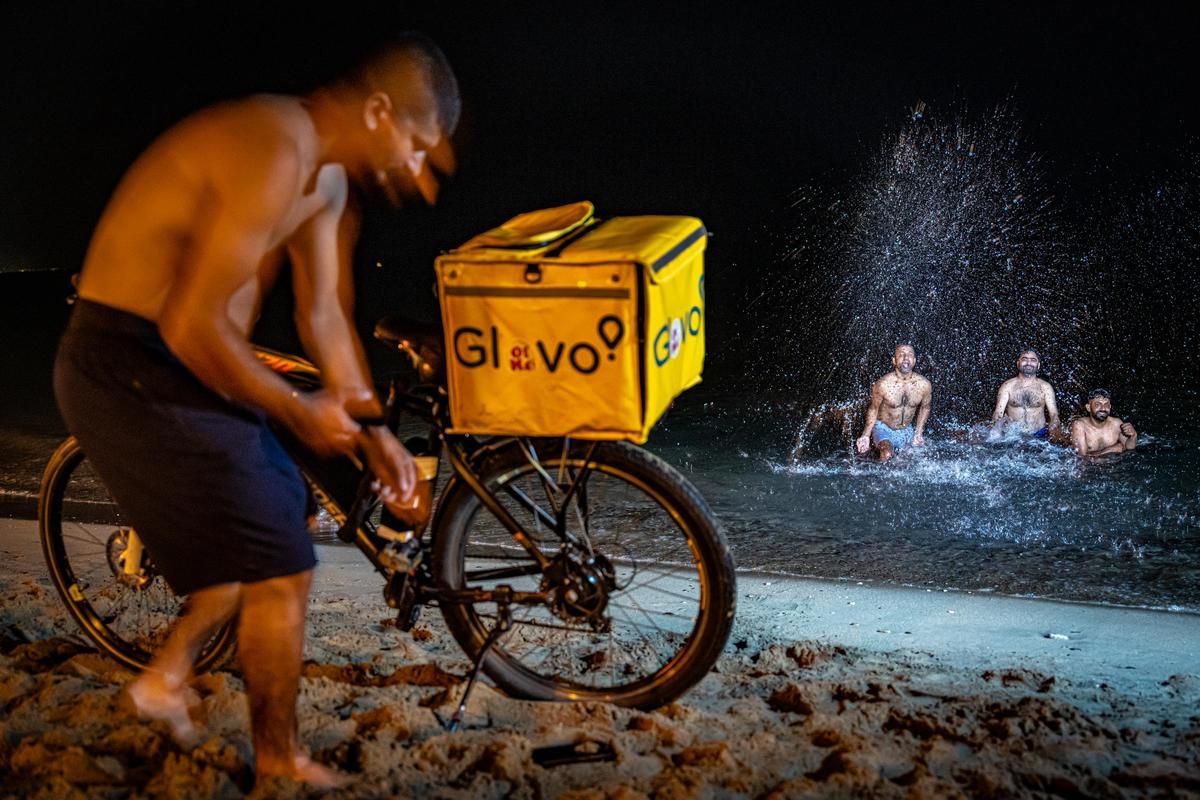 Refugio nocturno: Barcelona se refresca y descansa en sus playas durante las noches calurosas