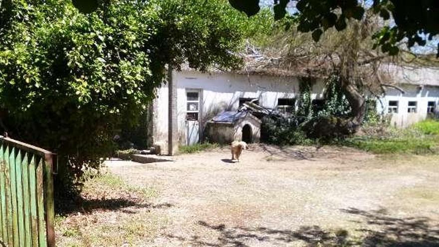 En el centro, las tres naves de la antigua granja en Obra de Paño. / l. o.