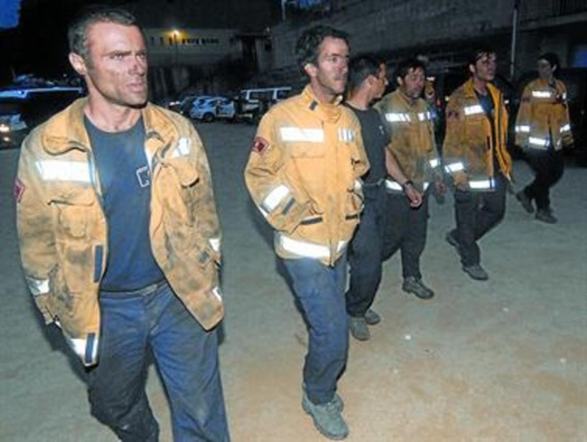 Un grup de bombers tornen de combatre el foc, dimarts a la mitjanit, a Horta de Sant Joan. Un grup de bombers tornen de combatre el foc, dimarts a la mitjanit, a Horta de Sant Joan.