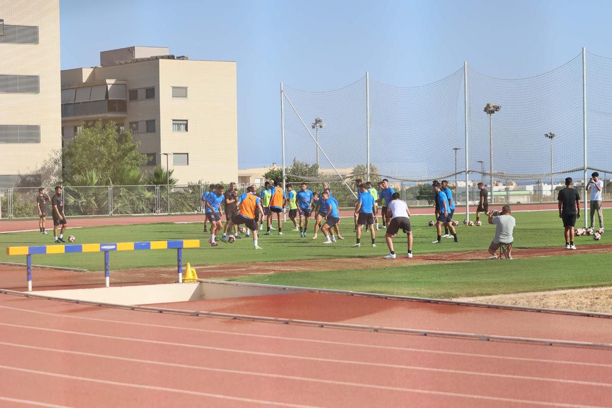 El primer entrenamiento de pretemporada de la UD Ibiza, en imágenes
