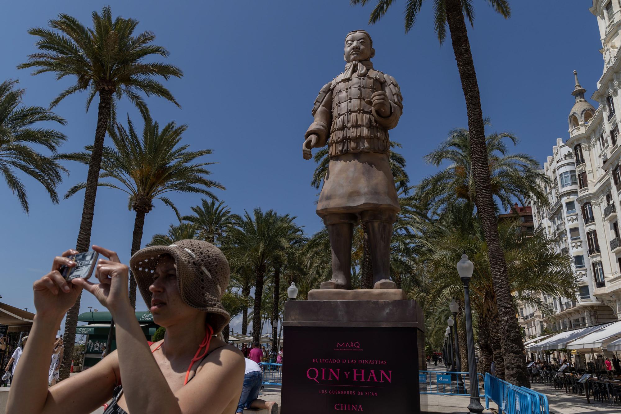 inauguración del guerrero de Xian de 11 metros que custodia la Explanada de Alicante