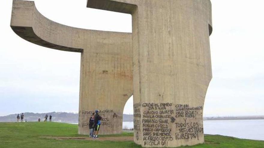 El &quot;Elogio del horizonte&quot;, afeado con pintadas