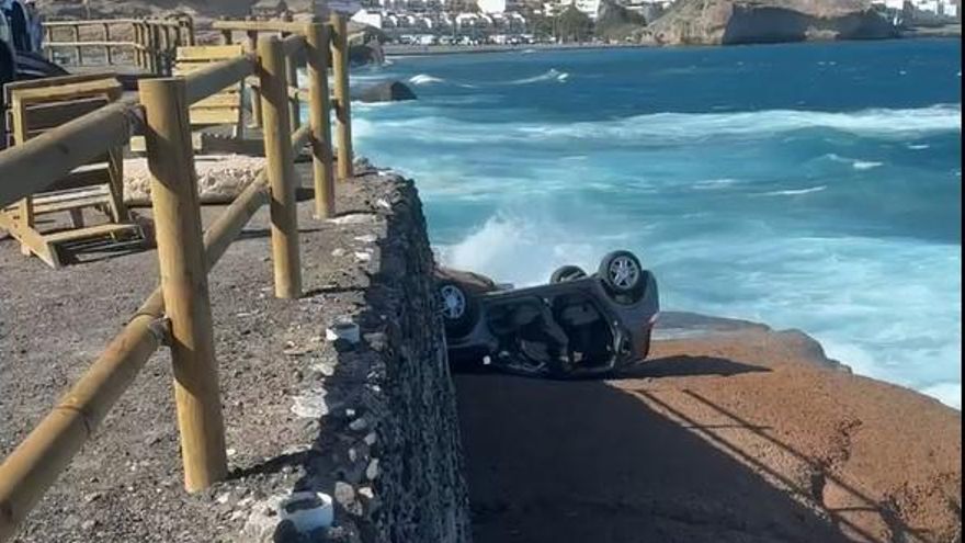 Un vehículo se precipita por un muro hacia la costa en Tenerife