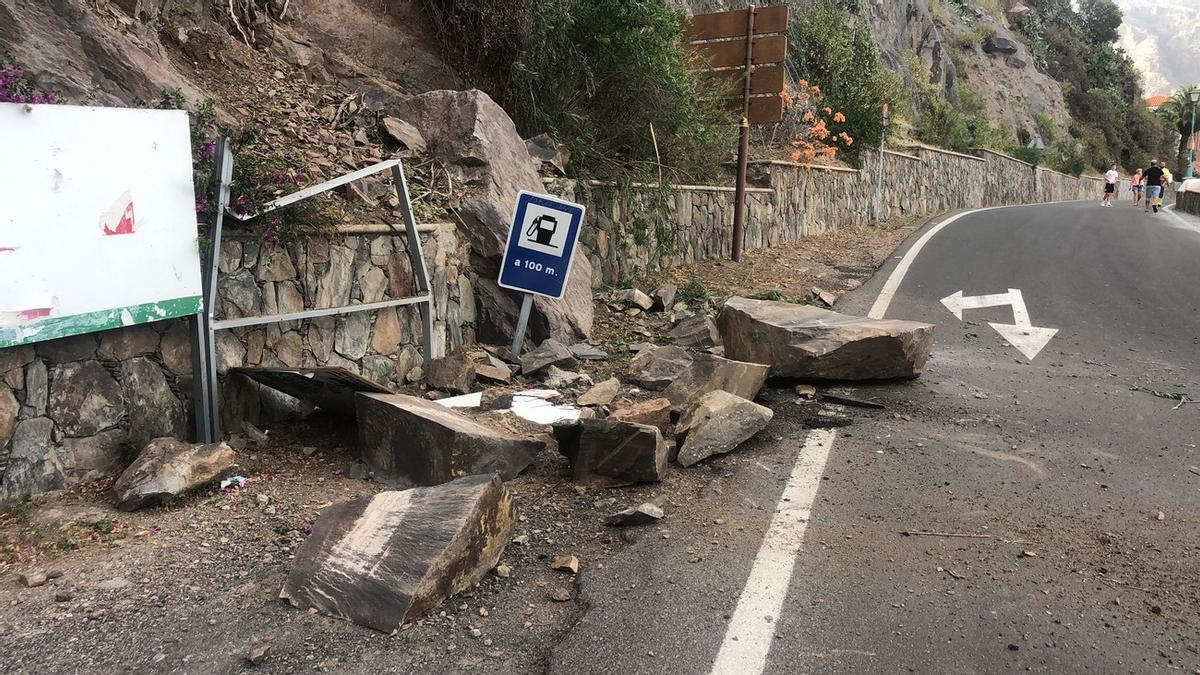 Un impresionante desprendimiento afecta a la carretera de Tunte.