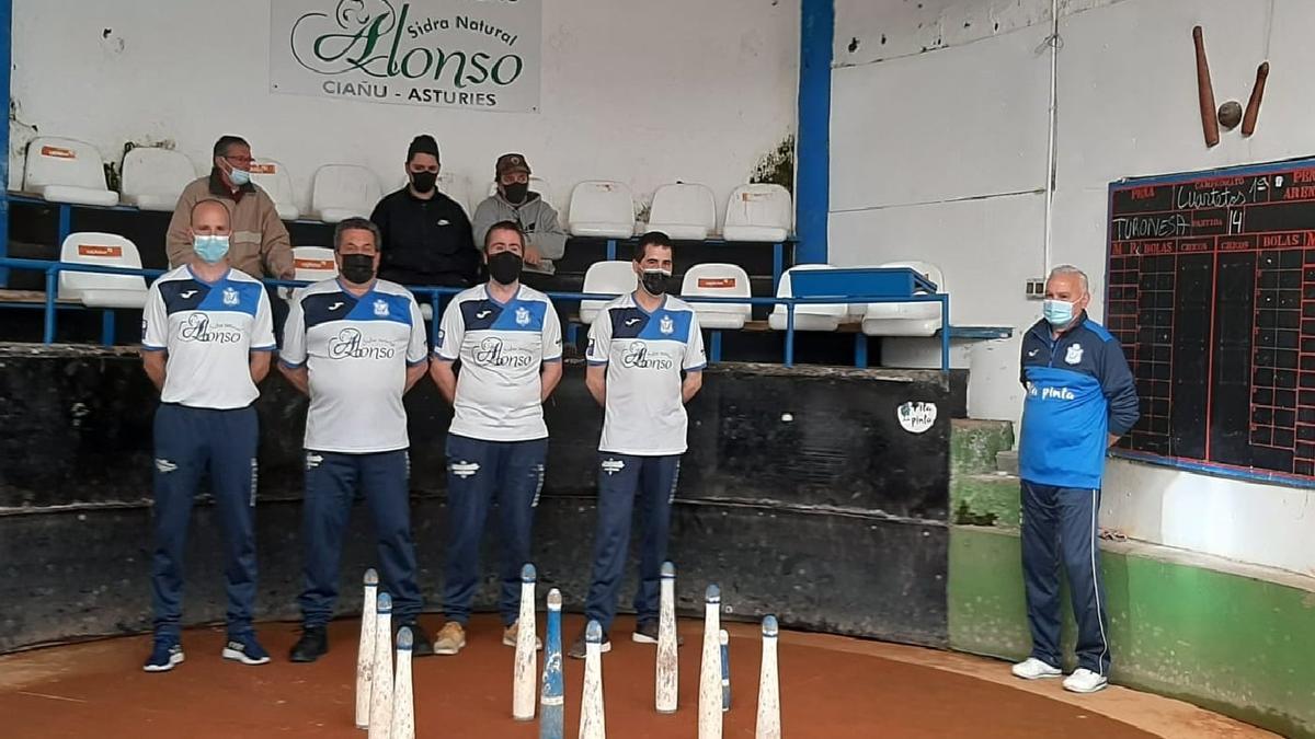 Por la izquierda, en el castro, David Fernández, Víctor &quot;Quirós&quot;, Abelardo López y Juan Villanueva, integrantes de la peña El Arenal, antes de su partida contra la Turonesa.