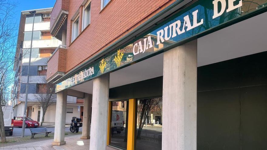 Video | La Policía Nacional investiga el atraco en una sucursal bancaria de Nuevo Cáceres