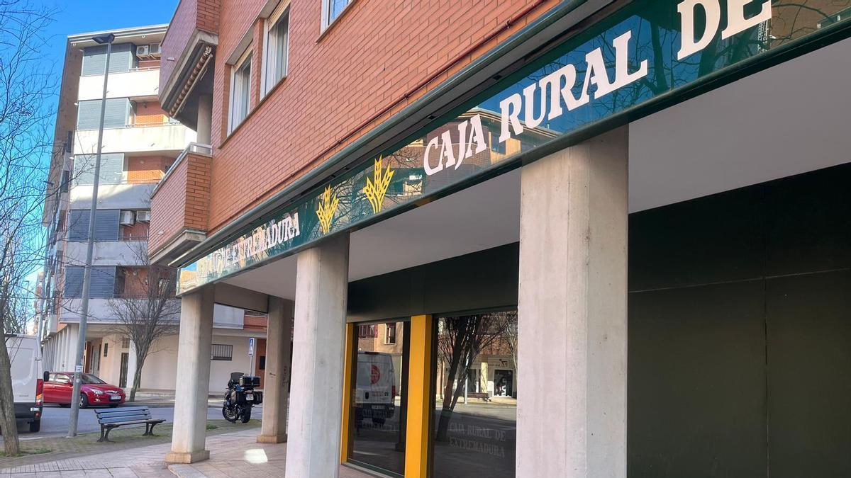 Video | La Policía Nacional investiga el atraco en una sucursal bancaria de Nuevo Cáceres