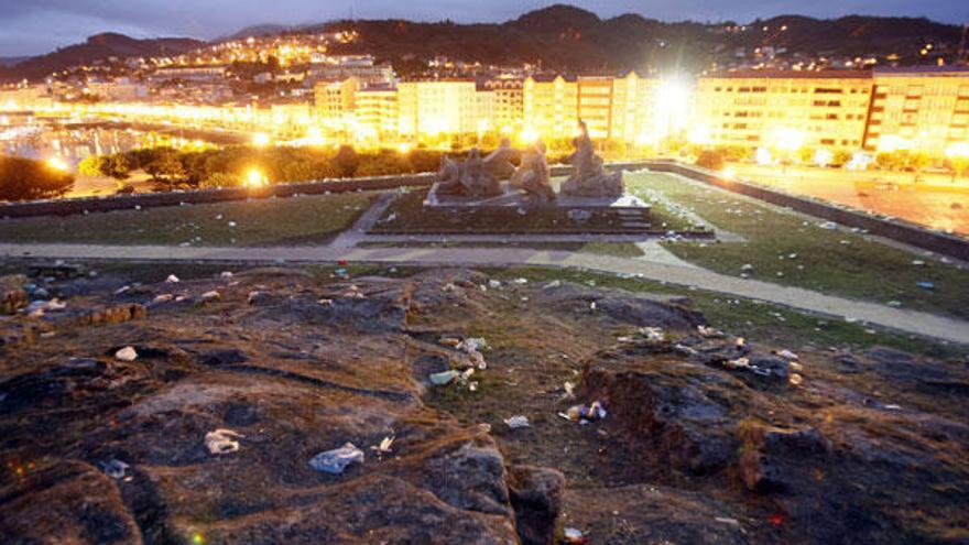 Efectos de una noche de botellón en la ladera de Monte Boi, en Baiona.  // FdV