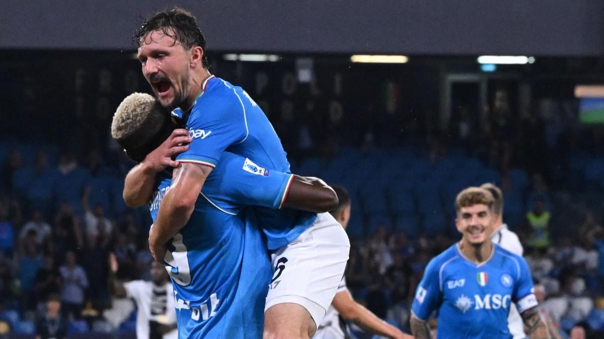 Victor Osimhen y Mario Rui celebran un gol del Nápoles al Udinese