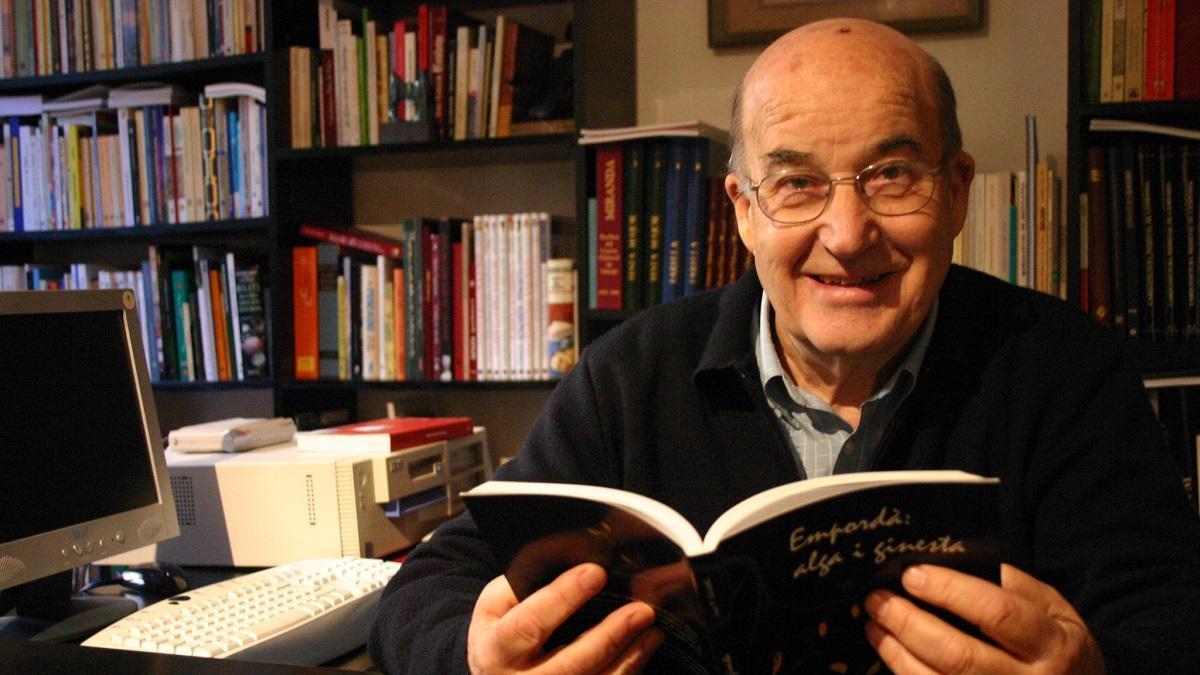 Josep Maria Salvatella amb un dels seus llibres publicats.