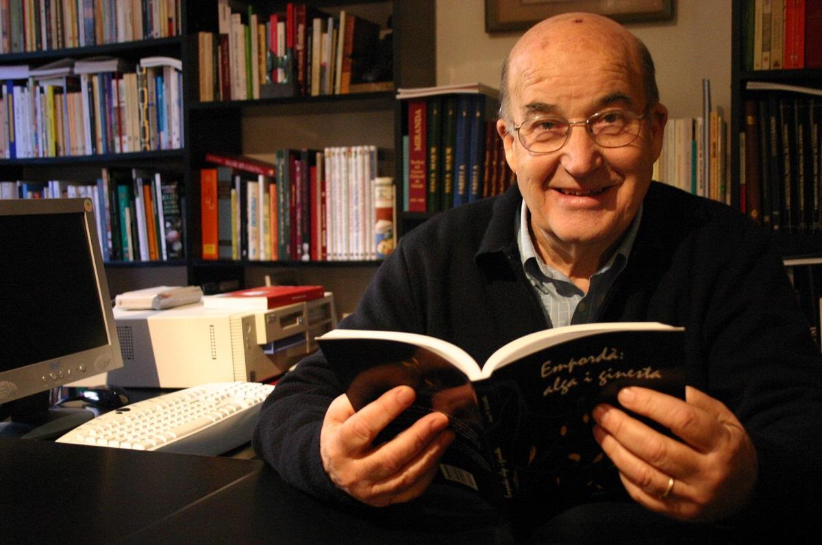 Josep Maria Salvatella amb un dels seus llibres publicats.