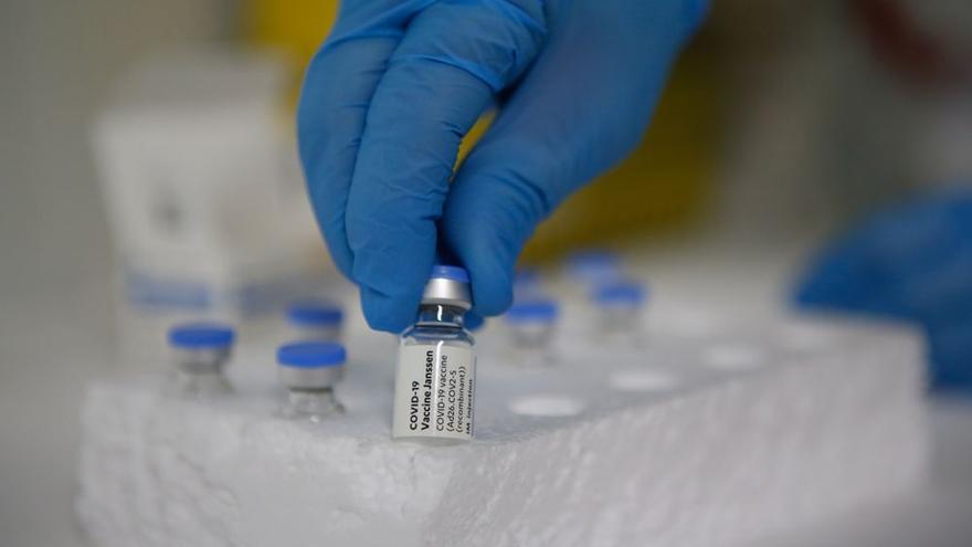 Vacunas contra el covid en un congelador.