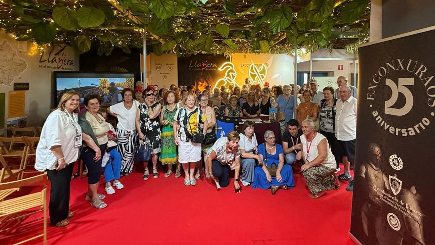 Llanera es multitud en la Feria: 160 jubilados y pensionistas participan en la tradicional visita al stand del concejo