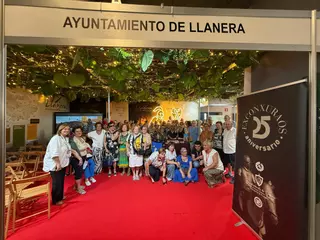 Llanera es multitud en la Feria: 160 jubilados y pensionistas participan en la tradicional visita al stand del concejo
