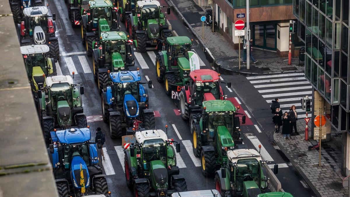 Los agricultores protestan en Bruselas durante la cumbre europea