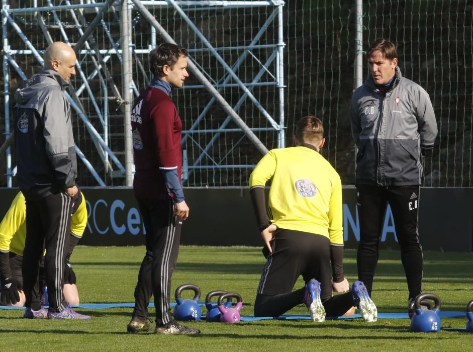 Eduardo Berizzo dirige el último entrenamiento del cuadro celeste antes de visitar el domingo al Sporting en El Molinón