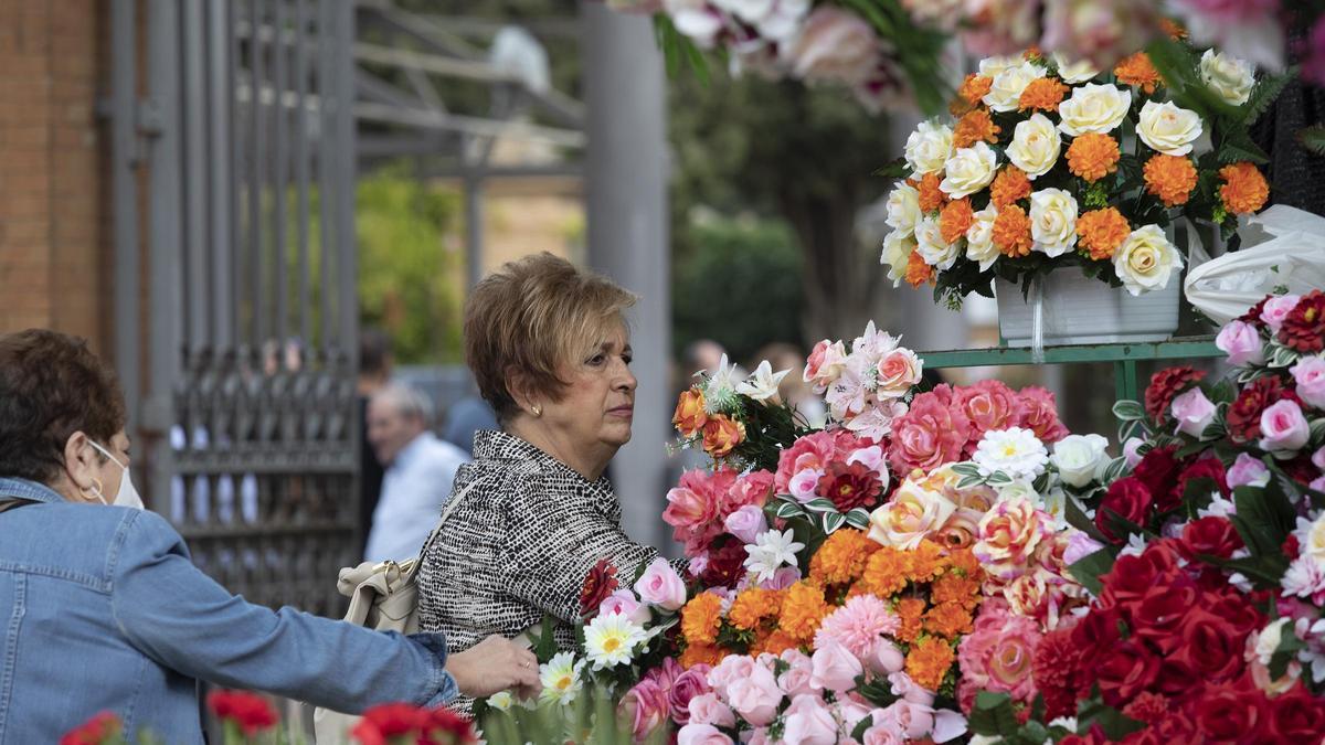 Dos mujeres compran flores para el Día de los Fieles Difuntos