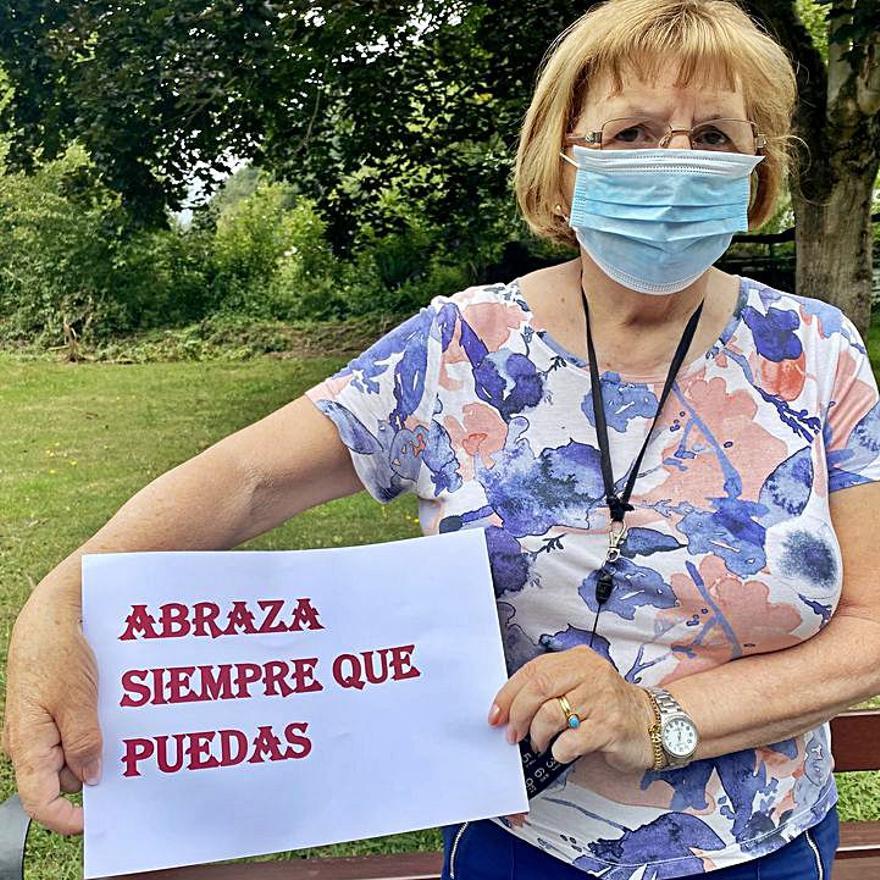 Por la izquierda, Pepi Veiga, Laureano Barrio, Manolita González, Concha Barrios, Adolfo García y Casto Quintana, en los jardines de la residencia Canuto Hevia, con los carteles en los que muestran sus consejos a los más jóvenes. |  C. M. B.