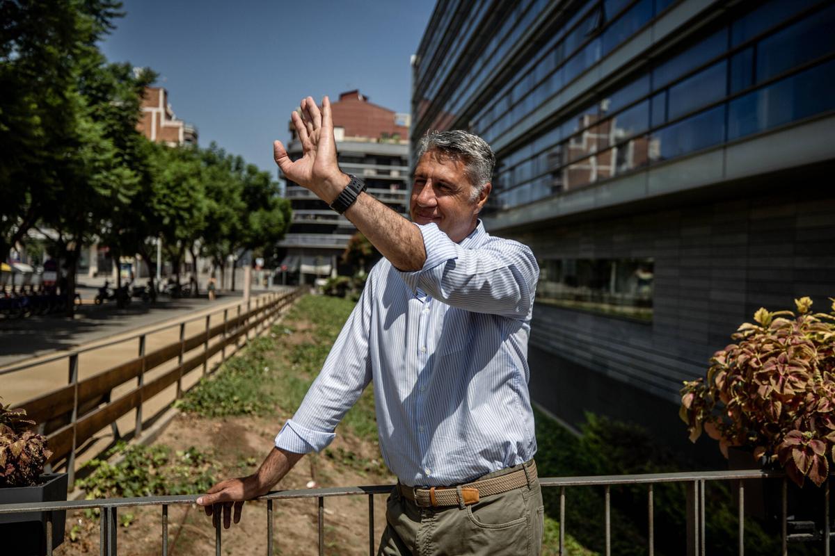 Albiol saluda a los vehículos que corean su nombre al pasar frente al Ayuntamiento de Badalona.