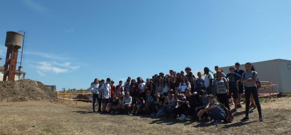 Un grup d'alumnes de l'Institut Sa Palomera visita el Camp dels Ninots