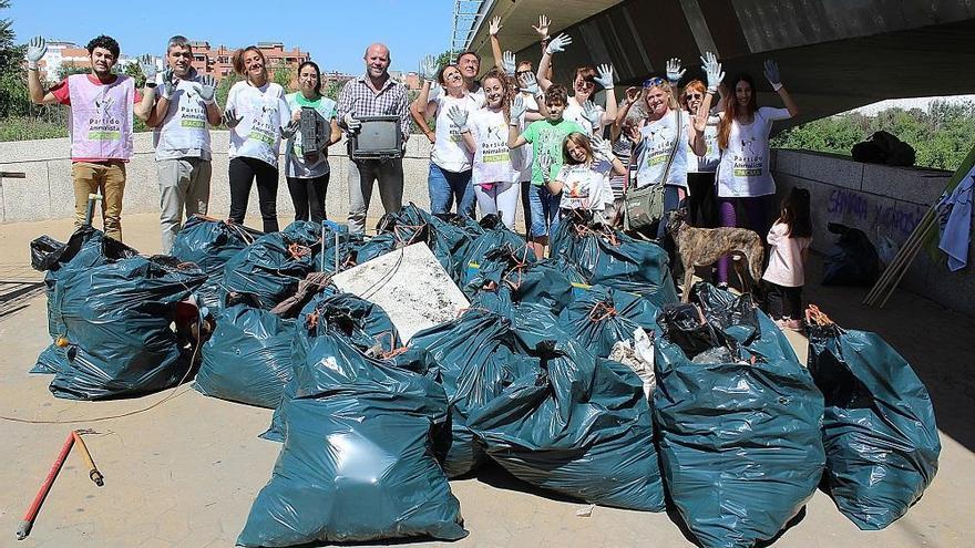 Voluntarios de Pacma participan en una recogida de basura y plásticos en el entorno del Guadalquivir