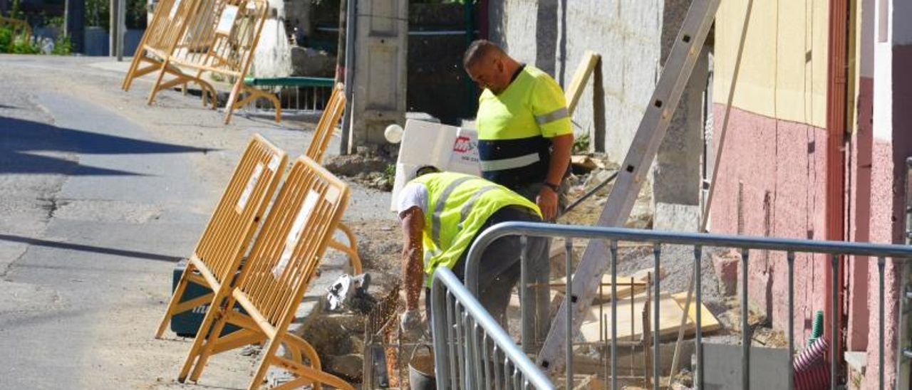 Construcción de cierres en las fincas ocupadas, en uno de los tramos en obras. | G.N.