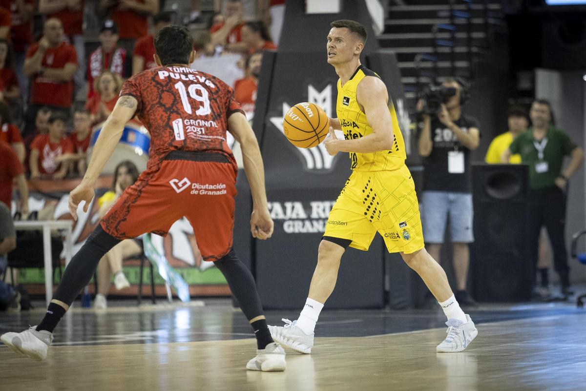 Fridriksson bota el balón ante Pere Tomas en su primer partido con el CB Canarias.