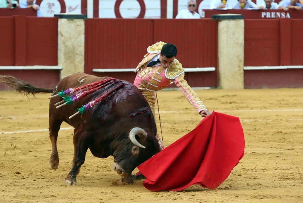 Las imágenes de la tercera corrida de abono de la feria taurina de Málaga en La Malagueta.