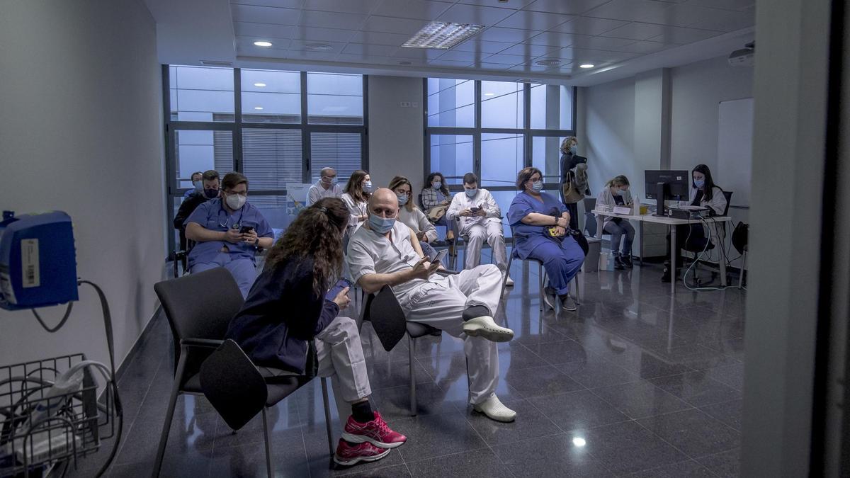 Arranca la vacunación de sanitarios que trabajan en 'primera línea covid'