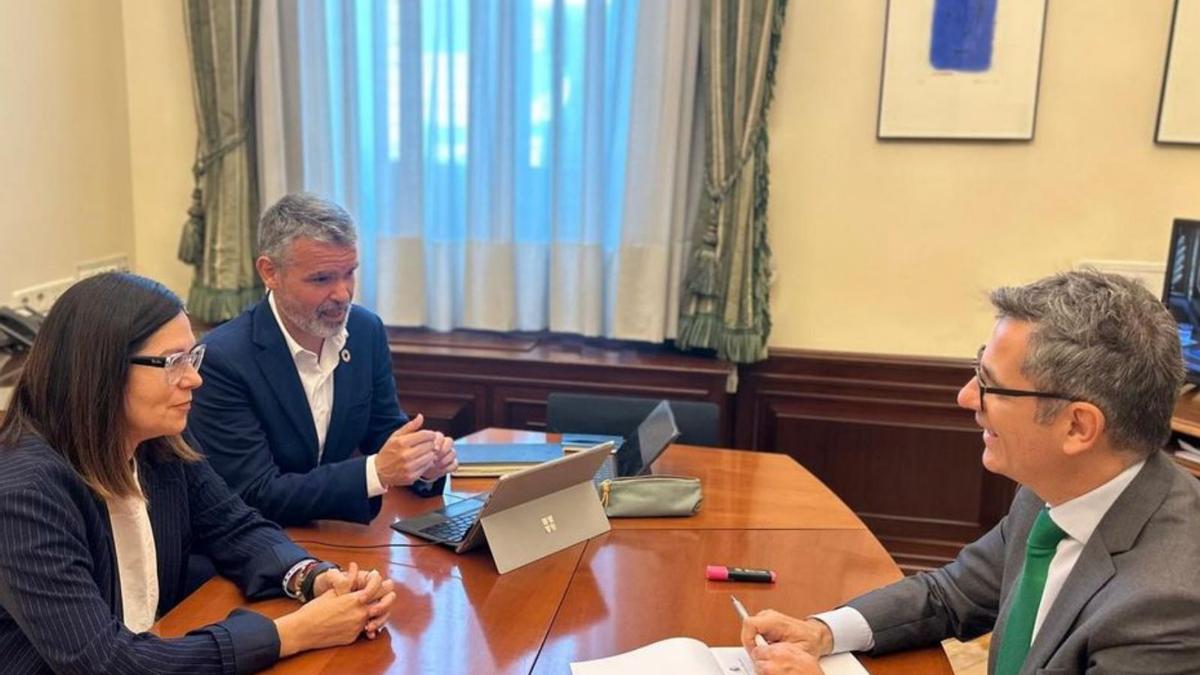 La edil del PSOE de Marbella Isabel Pérez y el ministro Félix Bolaños.