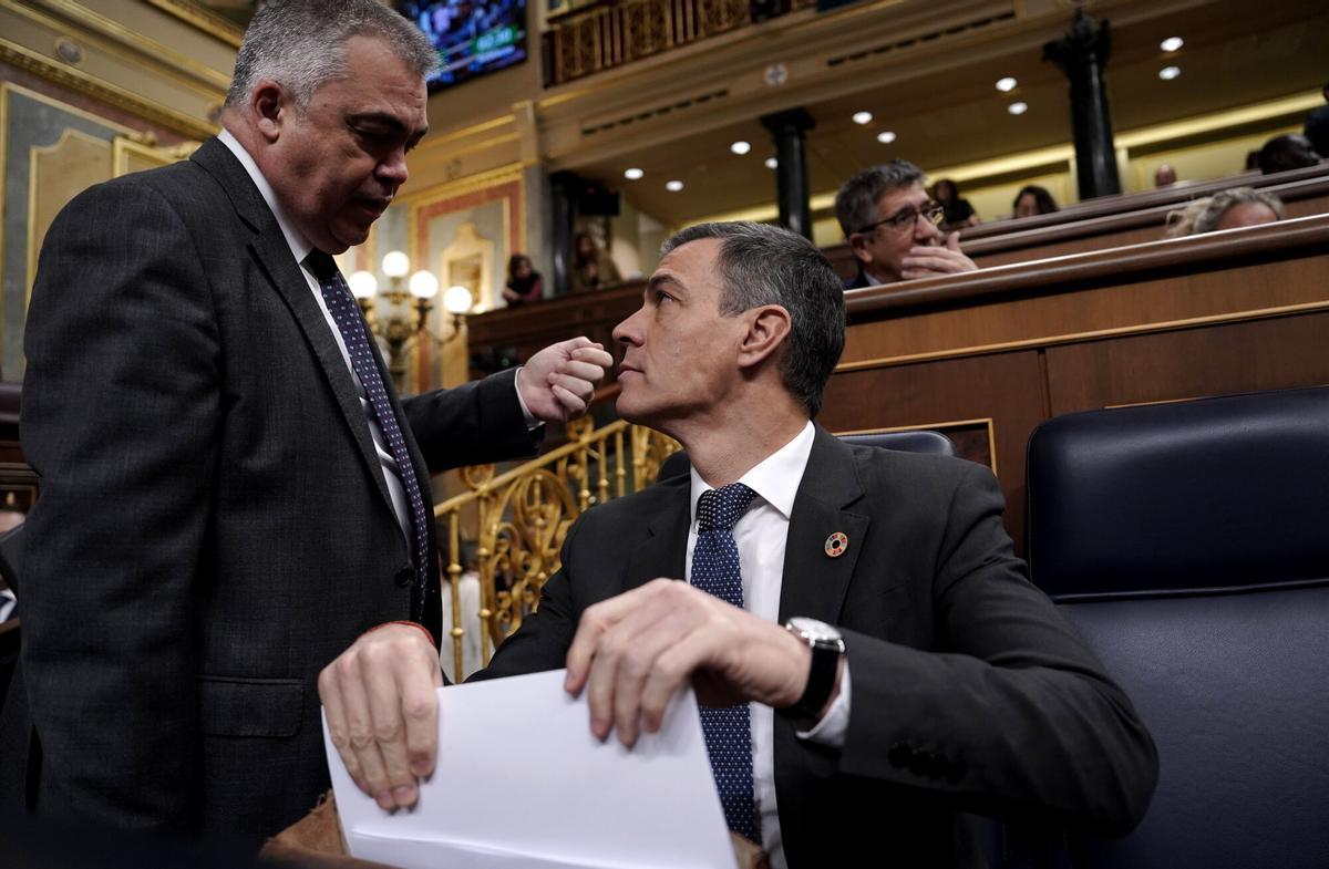 El presidente del Gobierno, Pedro Sánchez, conversa con el secretario de Organización, Santos Cerdán, antes del pleno del Congreso este miércoles.