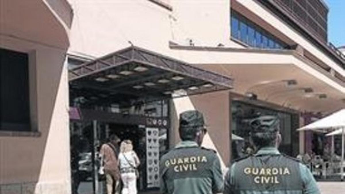 Agentes de la Guardia Civil, ante el Ayuntamiento de Reus, ayer.