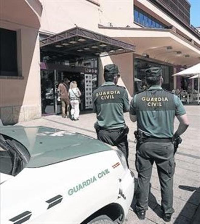 Agentes de la Guardia Civil, ante el Ayuntamiento de Reus, ayer.