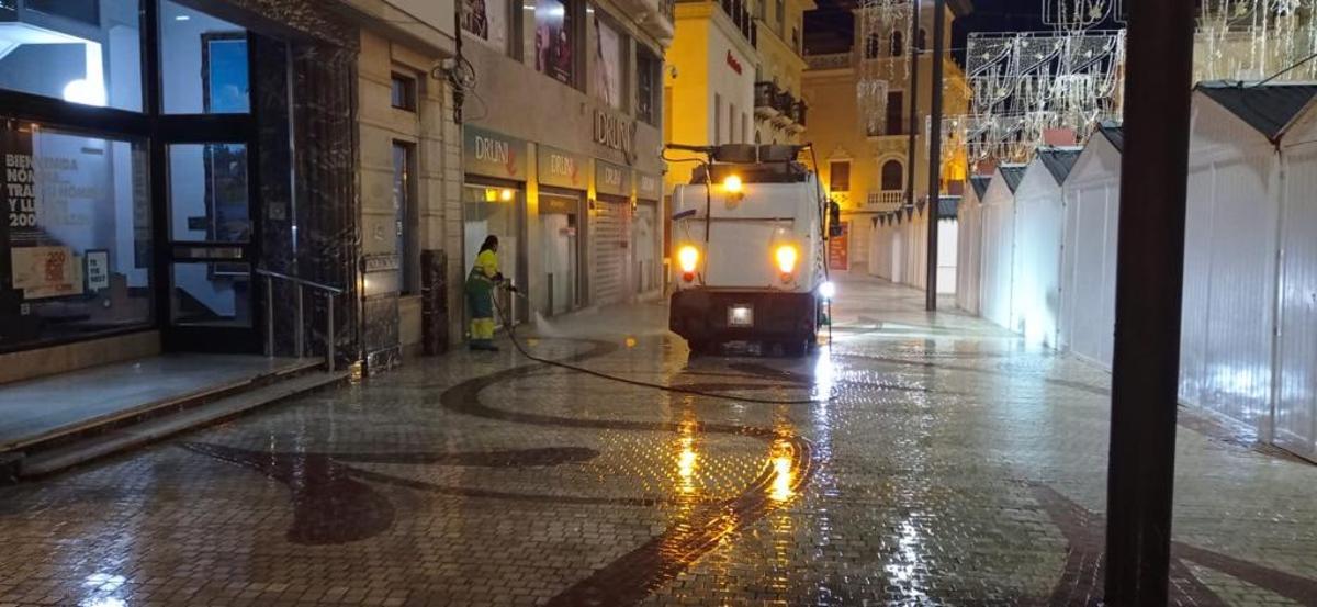 Baldeo de calles durante estas fiestas navideñas en Elche