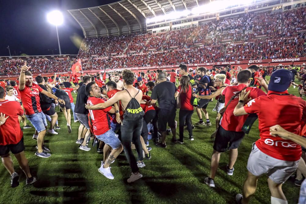 Los aficionados del Mallorca invaden el campo tras el pitido final