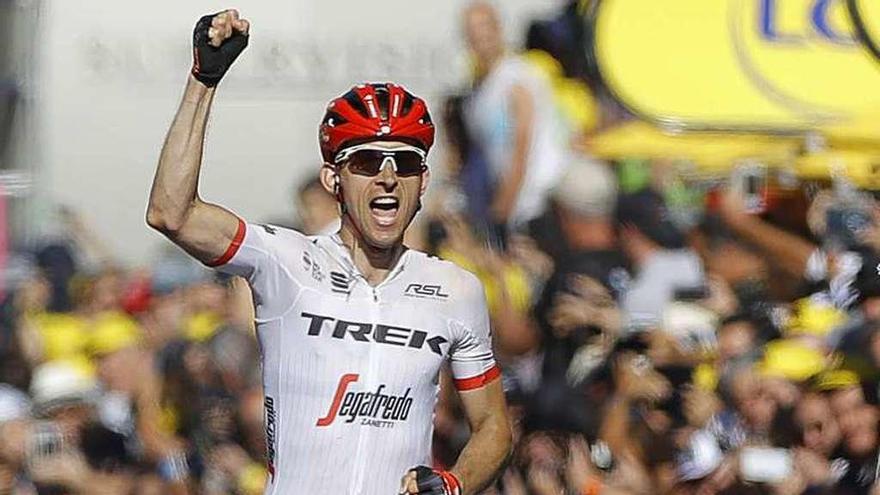 Mollema celebra su victoria en la meta.