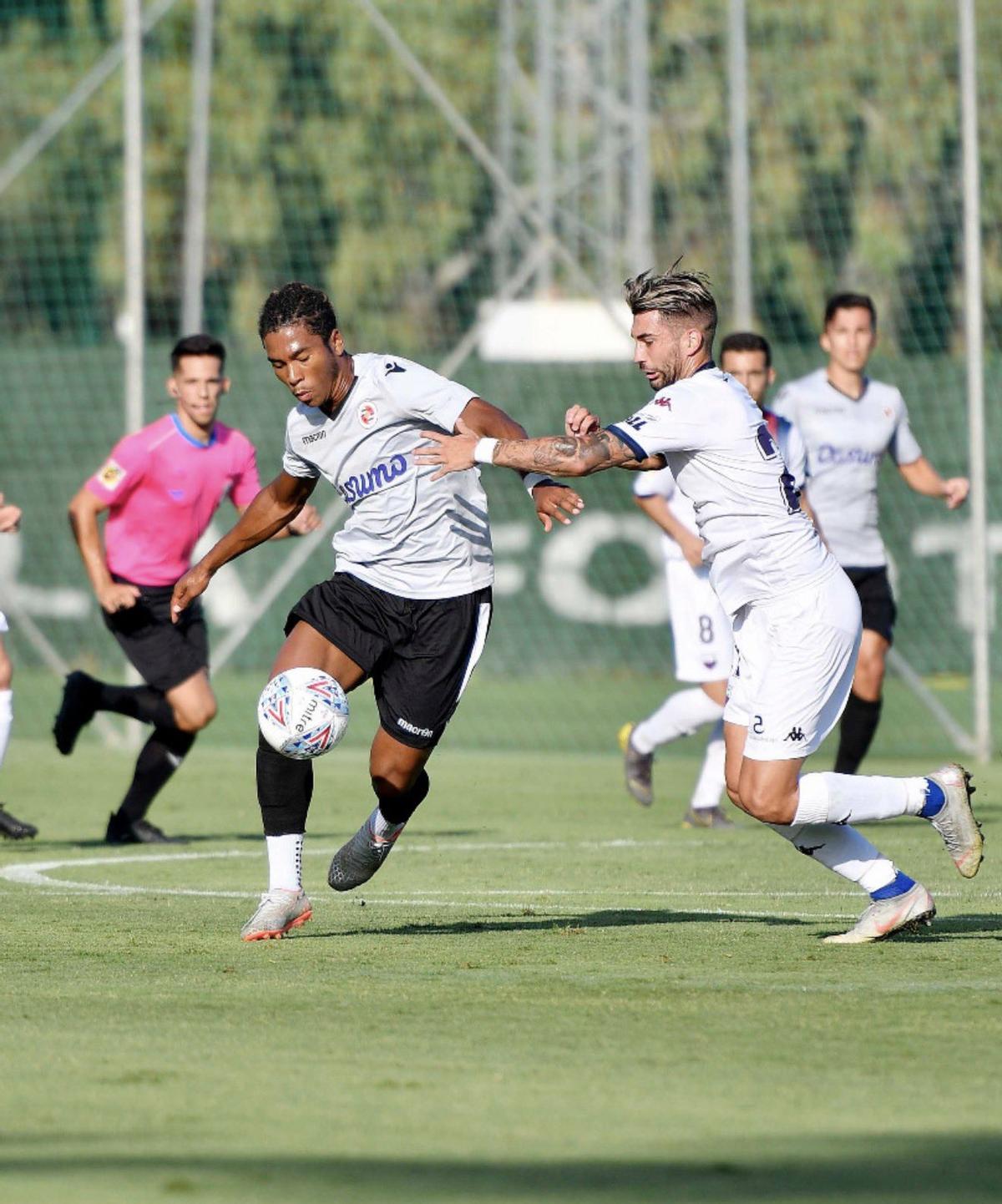 Michael Olise pugna con Josema, del Extremadura, con Rocha al fondo, en aquel verano de 2019.