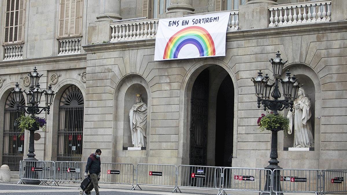 La fachada del Ayuntamiento de Barcelona, con un mensaje de ánimo, el pasado 17 de abril