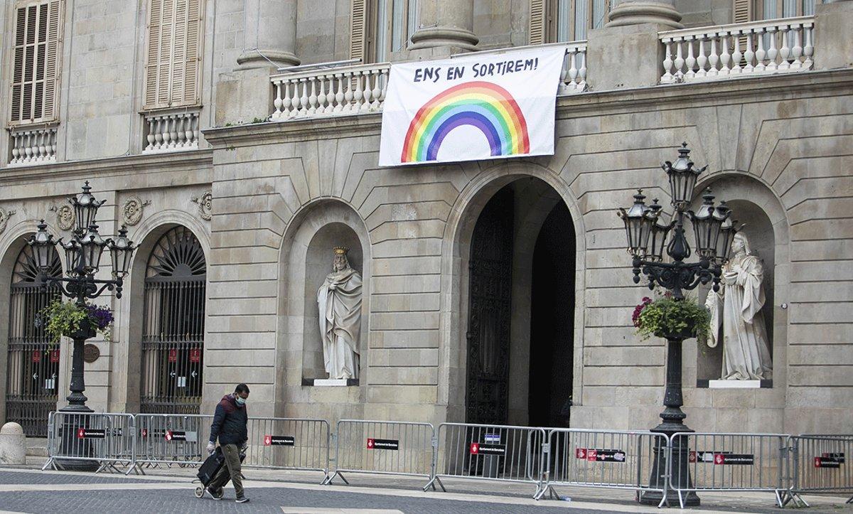 La fachada del Ayuntamiento de Barcelona, con un mensaje de ánimo, el pasado 17 de abril.