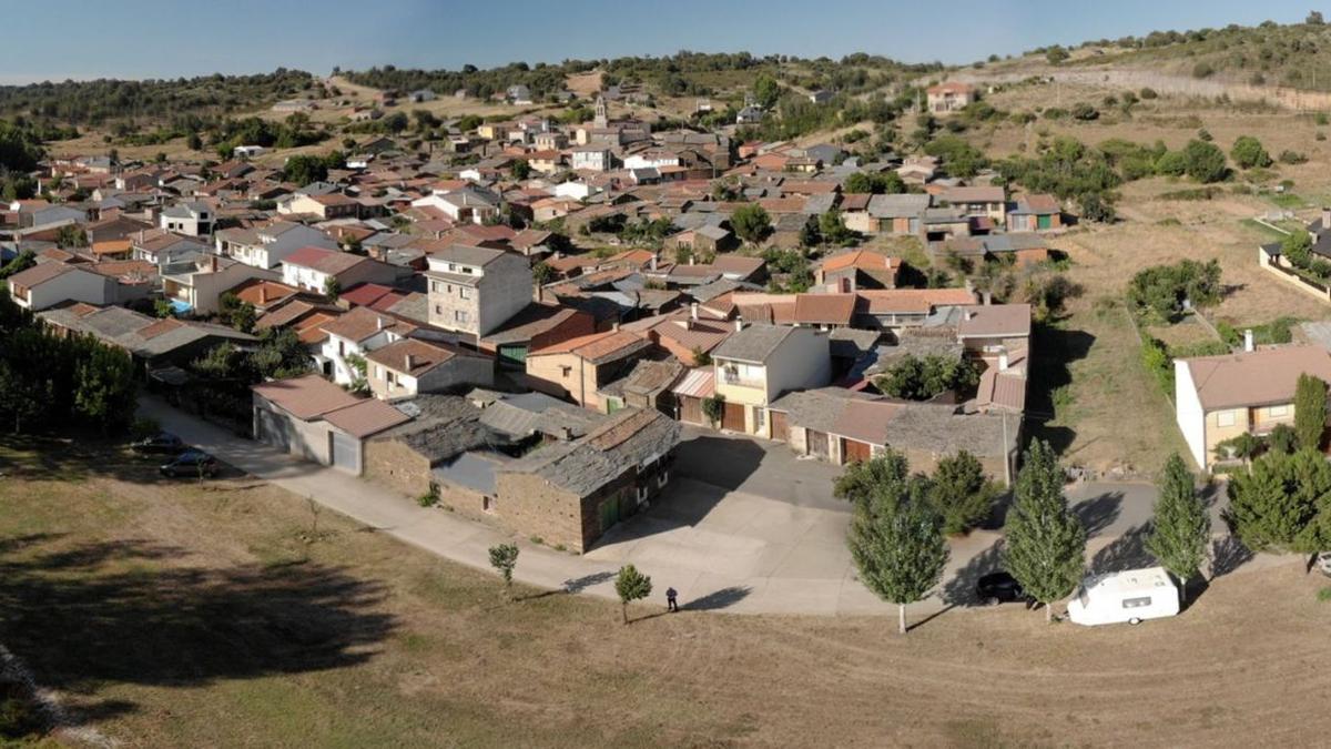 Vista aérea de Bercianos de Aliste, uno de los pueblos inmersos en la concentración parcelaria. A la izquierda rubrican su apoyo al proyecto. | Ch. S.