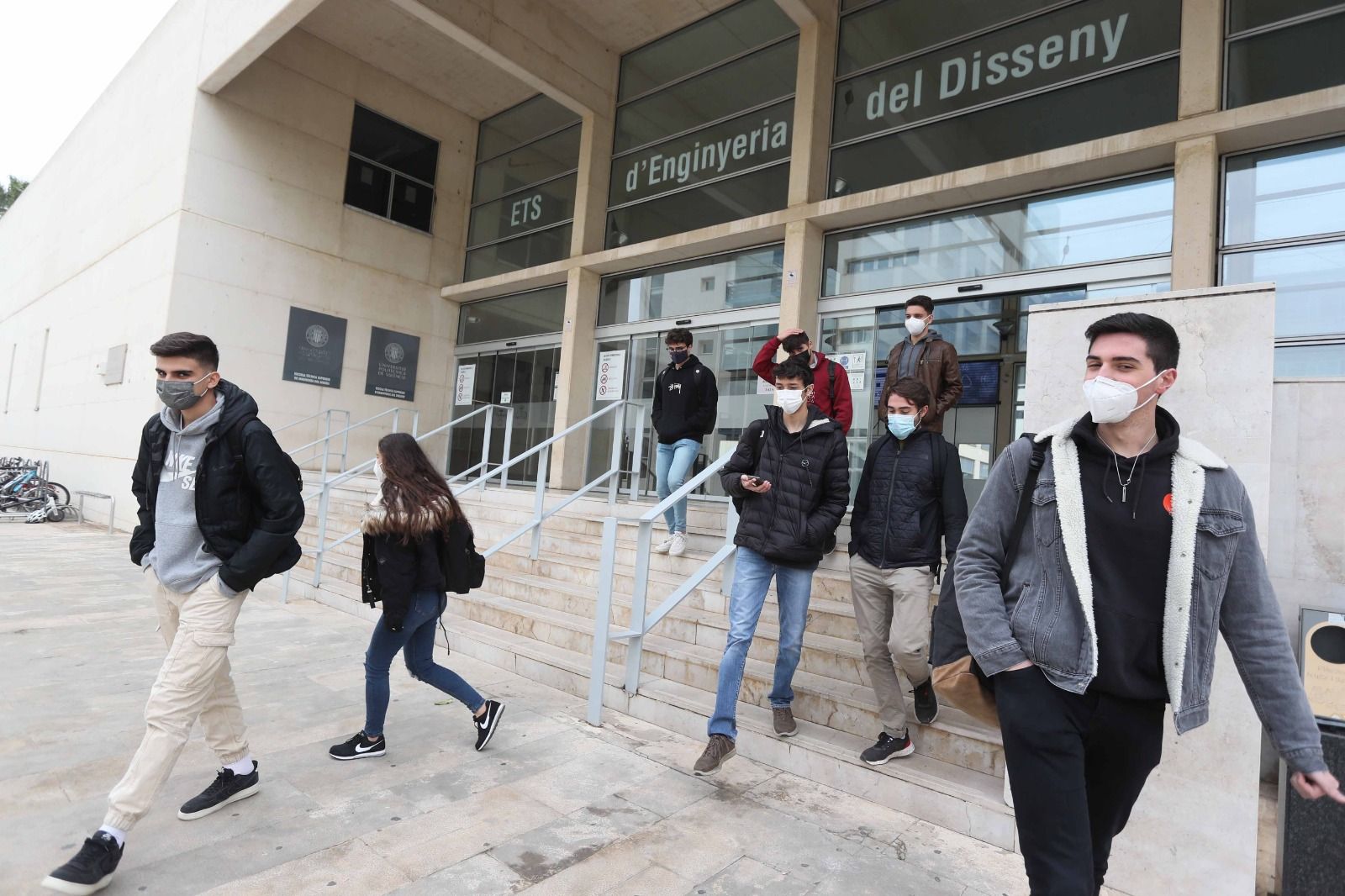 Los universitarios agradecen volver a clase