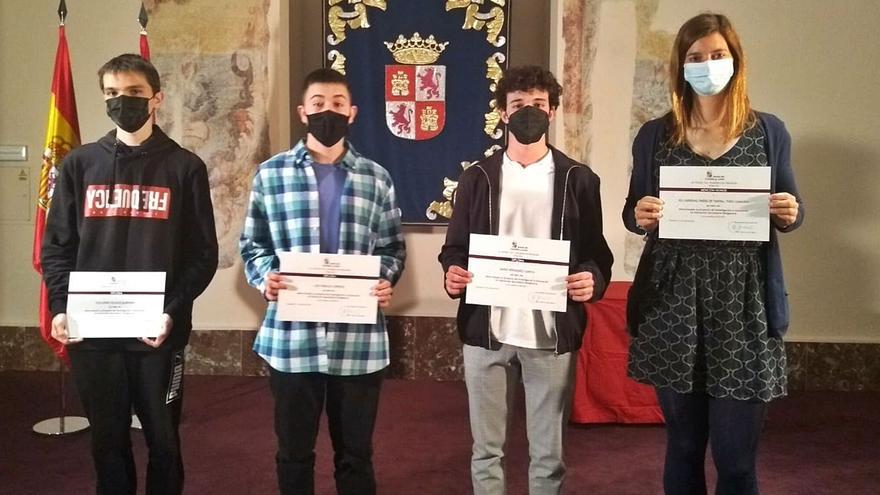 La profesora Alicia Sampedro (derecha), con sus alumnos del IES Pardo Tavera de Toro y los diplomas del premio de investigación.