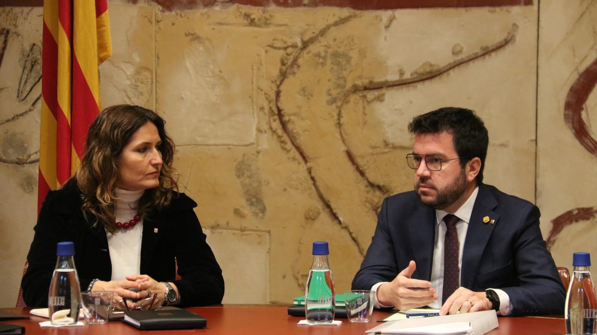 El president de la Generalitat, Pere Aragonès, i la consellera de Presidència, Laura Vilagrà, durant la reunió del Consell Executiu