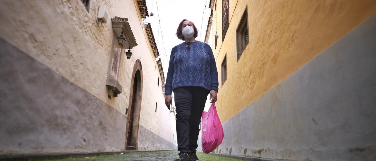 Una mujer pasea por el casco de La Laguna.