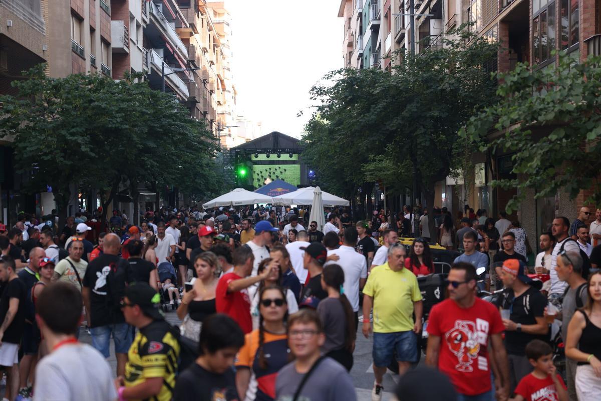 En imágenes | Alcañiz resuena con el ruido de las motos en un ambiente de gala